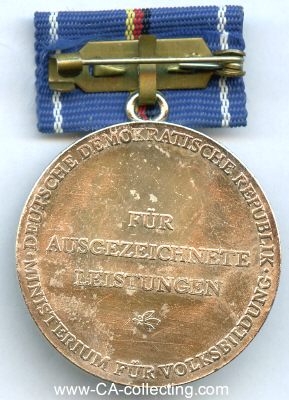 Photo 2 : MINISTERIUM FÜR VOLKSBILDUNG. Lessing-Medaille in...