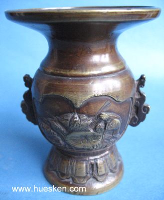 TAKOMA-VASE um 1800. Bronze, Darstellung zweier Enten...