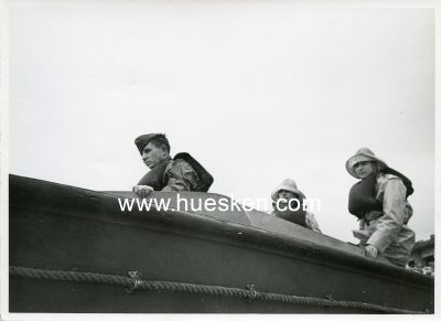 PK-PHOTO 13x18cm: drei Marinesoldaten auf Sprengboot (?)....
