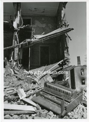 2 PHOTOS 18x13cm: Zerstörtes Wohnhaus nach...