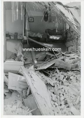 Foto 2 : 2 PHOTOS 18x13cm: Zerstörtes Wohnhaus nach...