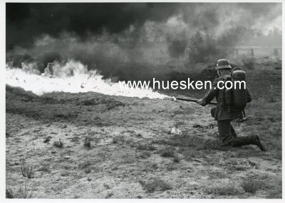 PRESSE-PHOTO 13x18cm: Soldat mit Flammenwerfer im...