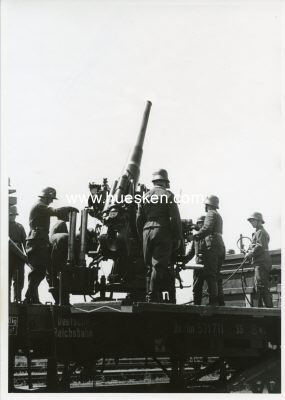 PRESSE-PHOTO 18x13cm: 8,8cm Flak auf Eisenbahnwagen.