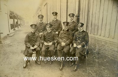 PHOTO 15x23cm: Gruppenaufnahme mit sieben Offizieren.