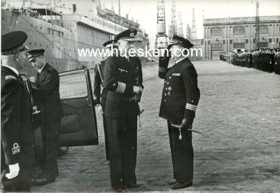DÖNITZ, KARL. 9x12cm: Admiral Dönitz beim...