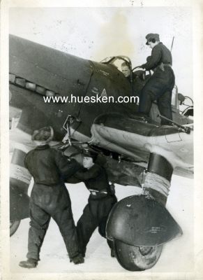 PRESSE-PHOTO 18x13cm vom 15.11.1944: Stuka vor dem Start.