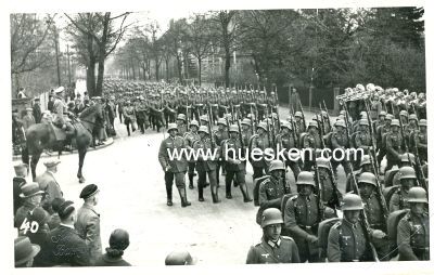 PHOTO 8x14cm: Marschierende Soldaten vor Offizier auf...