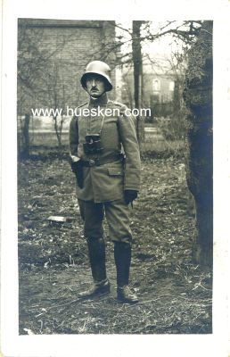 PHOTO 14x9cm: Feldgrauer Offizier mit Fernglas,...