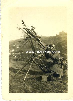 PHOTO 9x6cm: Soldat mit sMG bei Fliegerabwehr.