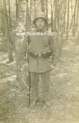 PHOTO 14x9cm: Soldat in feldgrauer Uniform mit Stahlhelm...