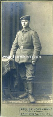 KABINETTPHOTO 13x6cm: Soldat in feldgrauer Uniform....