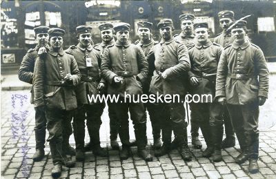 PHOTO 9x14cm: Gruppe feldgrauer Soldaten. Truppenstempel...