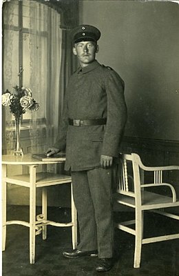 PHOTO 14x9cm: Feldgrauer Soldat Lühr mit Mütze.
