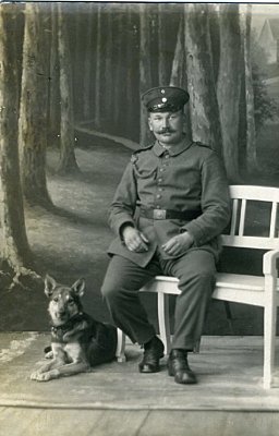PHOTO 14x9cm: Feldgrauer Soldat mit Schäferhund.