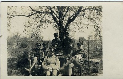 PHOTO 9x13cm: Sieben feldgraue Soldaten mit Offizieren.