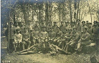 PHOTO 9x13cm: Gruppe feldgrauer Soldaten mit Offizieren...