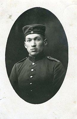 PHOTO 13x9cm: Soldat mit Krätzchenmütze.