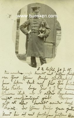 PHOTO 13x9cm: Offizier mit Hund. 1906 als Postkarte...