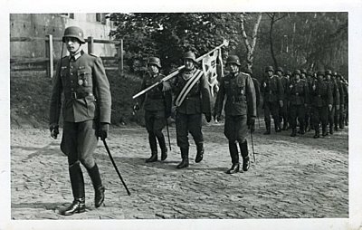 PHOTO 9x14cm: Heeres-Fahnenträger mit Standarte.