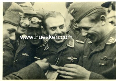 PHOTO 13x9cm: Drei lachende Soldaten in Uniform mit...