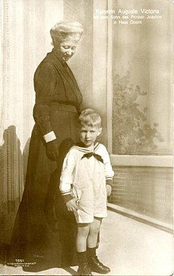 PHOTO-POSTKARTE Kaiserin Auguste Victoria mit dem Sohn...