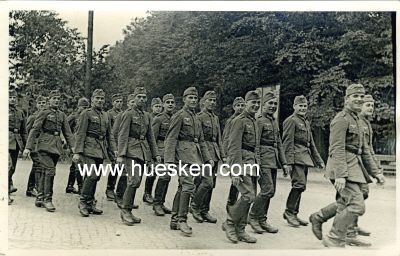 PHOTO 9x14cm: marschierende Soldaten.