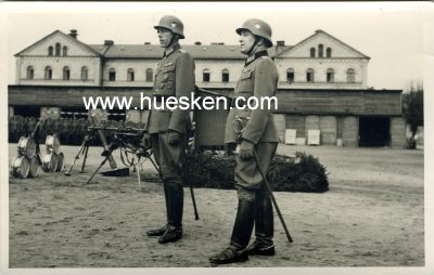 PHOTO 9x14cm: zwei Offiziere mit Stahlhelm und...