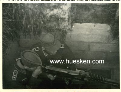 PHOTO 8x11cm: zwei Soldaten am lMG.