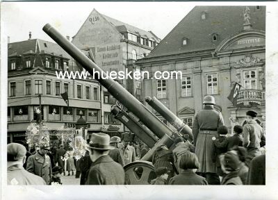PHOTO 13x18cm: 8,8 Geschütz auf Marktplatz.