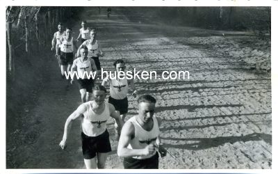 PHOTO 8x13cm: Soldaten im Sporthemd beim Lauf.