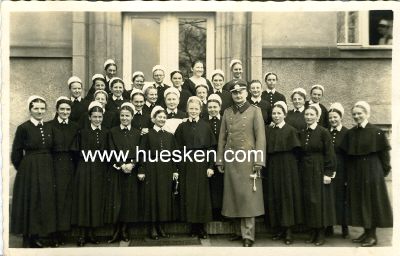 PHOTO 8x13cm: Gruppe Rot Kreuz-Schwestern mit Offizier....