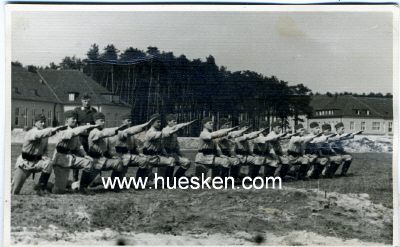 PHOTO 8x13cm: 'Kasernendrill'. Soldaten in weißem...