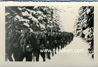 PHOTO 6x9cm: marschierende Reservistenkolonne im Schnee.
