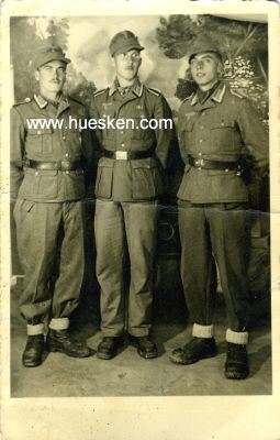 STUDIOPHOTO 13x8cm: drei Soldaten mit Feldmützen.