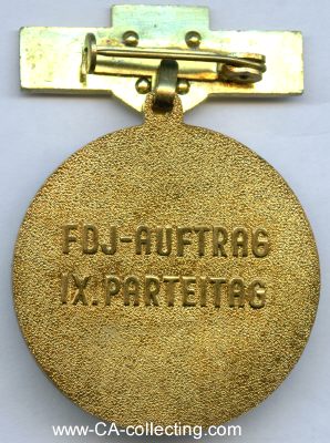 Photo 2 : MEDAILLE FDJ-AUFTRAG IX. PARTEITAG 1976. Buntmetall...