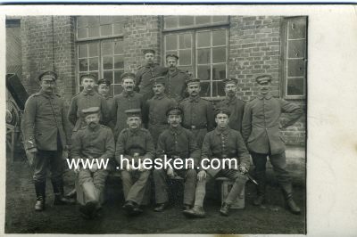 POSTKARTE 9x13cm: Gruppe Soldaten. 1917 als Feldpost...