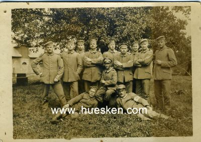 PHOTO 9x12cm: Gruppe feldgrauer Soldaten mit zwei...