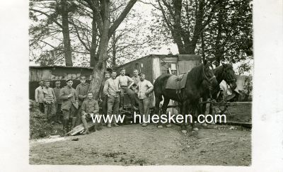 PHOTO 9x13cm: Gruppenaufnahme von Soldaten mit Pferden.