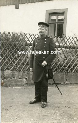 PHOTO-POSTKARTE Offizier im Mantel mit Degen.