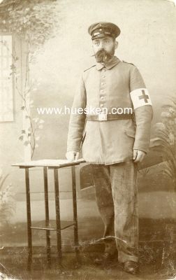 PHOTO 14x9cm: Feldgrauer Soldat mit Rot-Kreuz-Armbinde.