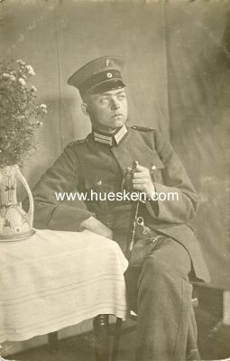 PHOTO 14x9cm: Feldgrauer Garde-Offizier d.R., sitzend mit...