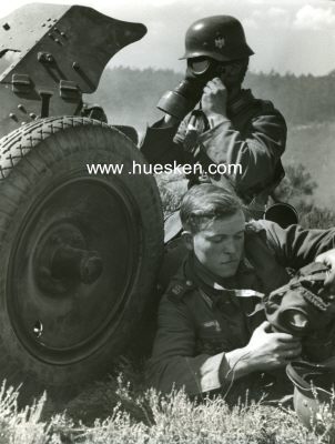 THIEDE-GROSSPHOTO 24x18cm: Soldat mit Gasmaske am...