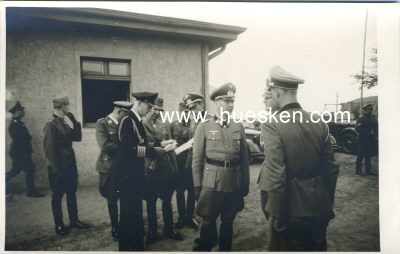 PHOTO 11x17cm: Adjutant Engel im Gespräch mit...