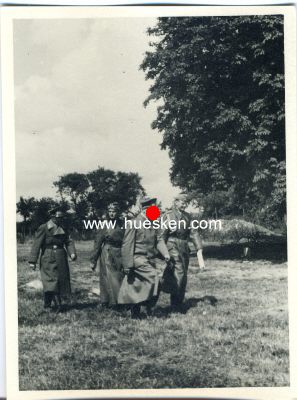 HOFFMANN-PHOTO 12x8cm um 1940: Hitler im Gespräch...