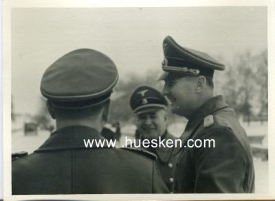 3 PHOTOS 8x11cm um 1941: Gerhard Engel im Gespräch...