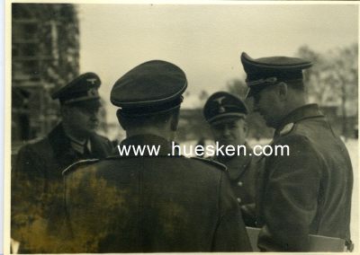 Photo 3 : 3 PHOTOS 8x11cm um 1941: Gerhard Engel im Gespräch...