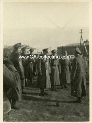 PHOTO 11x8cm um 1942: Hitler begrüßt einen...
