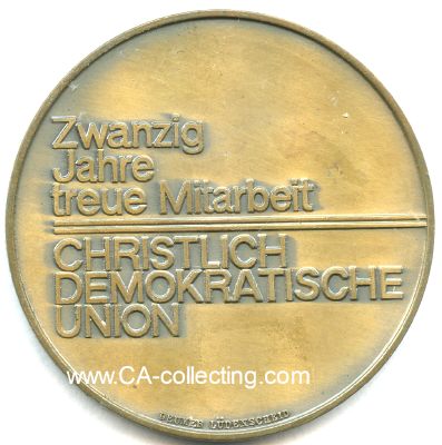 Foto 2 : CDU-MEDAILLE 'ZWANZIG JAHRE TREUE MITARBEIT'. (von...