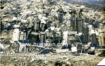 PHOTO 9x14cm: Feldgraue Soldaten mit Arbeitsfrauen 1917....
