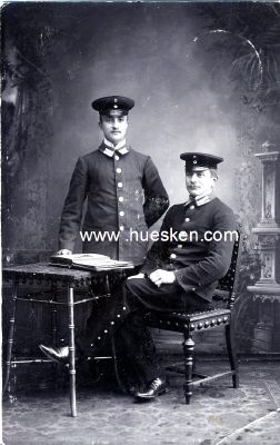 PHOTO Zwei Soldaten in unbekannter Uniform. 1909 als...